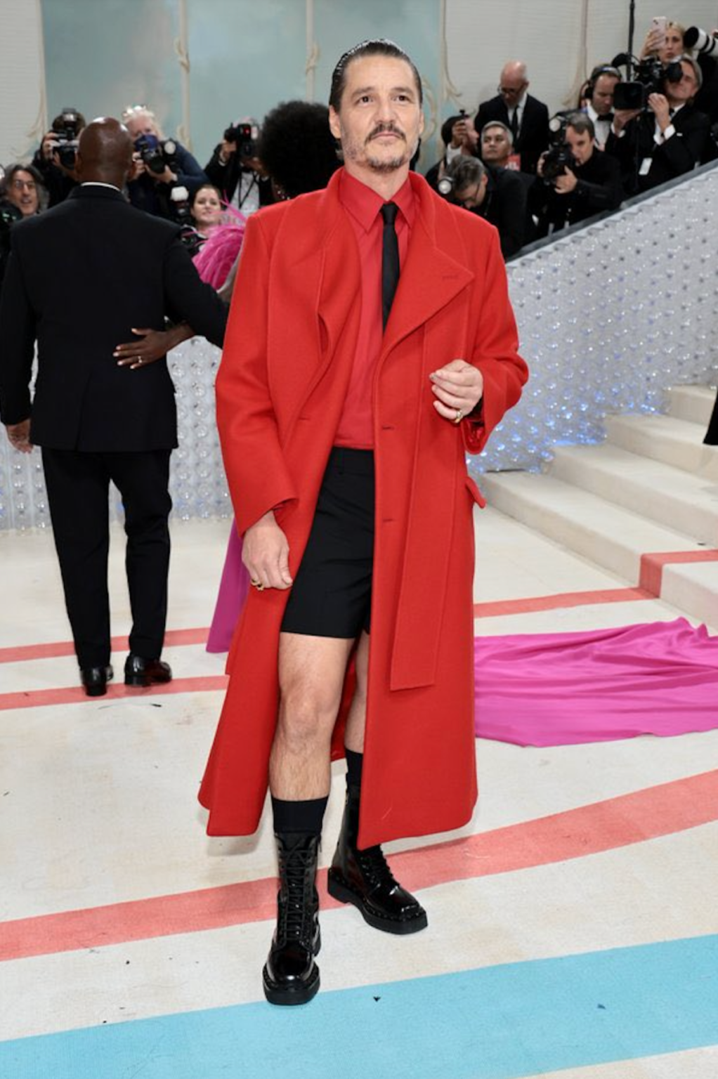 Pedro Pascal sorprende en la Gala del MET vestido de rojo y pantalón