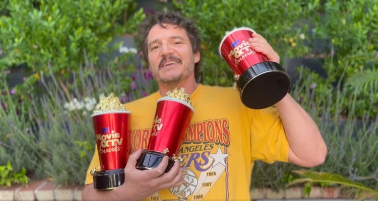 Pedro Pascal enviando un saludo junto a sus tres premios ganados en los MTV Awards.