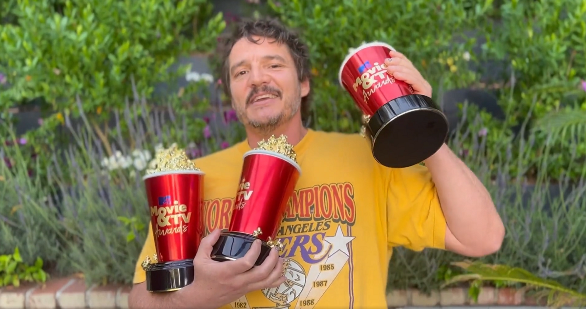 Pedro Pascal enviando un saludo junto a sus tres premios ganados en los MTV Awards.
