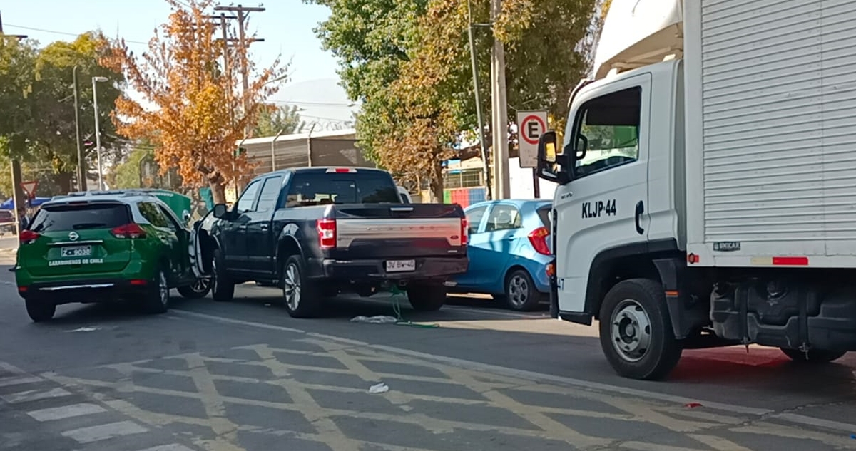 Un detenido tras robo de camión en la RM: delincuentes hicieron encerrona con cinco vehículos