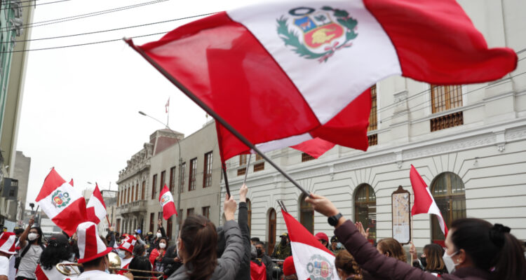 Perú: recursos públicos perdidos por corrupción habrían eliminado la pobreza, asegura Contraloría