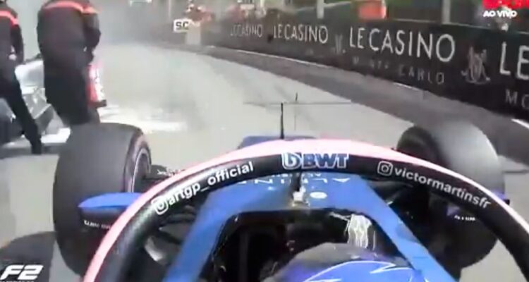 Piloto casi provoca una tragedia en la F2: estuvo a centímetros de atropellar a un comisario FIA