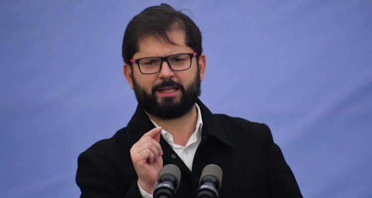 Boric y polémico chat de Milad por pensión de alimentos: “Esto no es un caramelo, es responsabilidad”