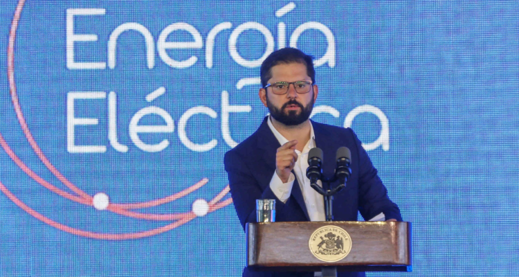 Aprueban proyecto que pide formalmente a Boric aplicar medidas para eliminar tarifa de invierno de luz
