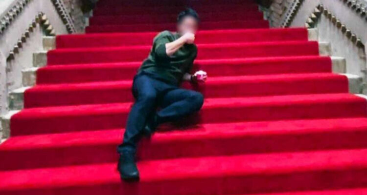 Primer ministro de Japón despide a su propio hijo tras filtrarse fotos de fiesta en residencia oficial