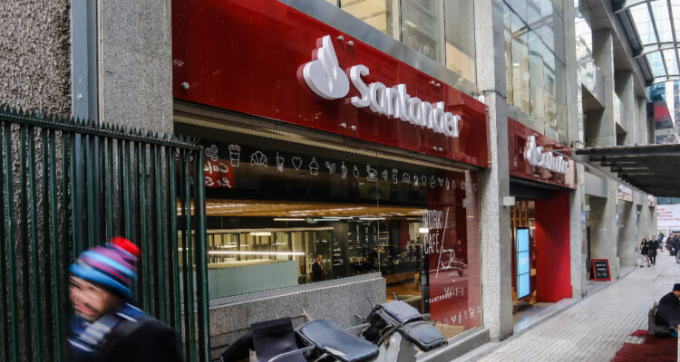 Usuarios reportan intermitencia y problemas en tarjetas del Banco Santander