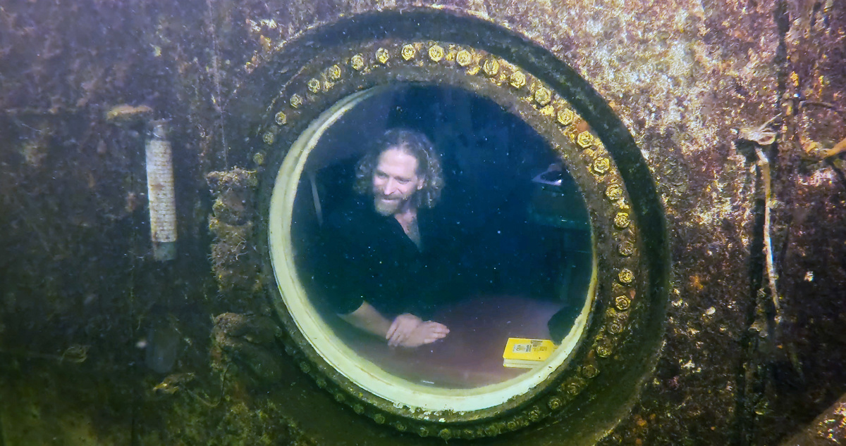 Un profesor de EE.UU. bate un récord mundial al vivir 74 días bajo el agua.