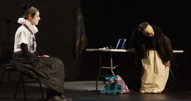 protagonistas hablan en escena