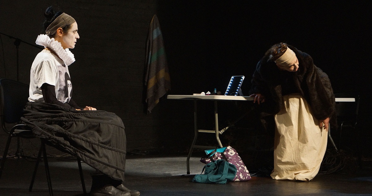 protagonistas hablan en escena