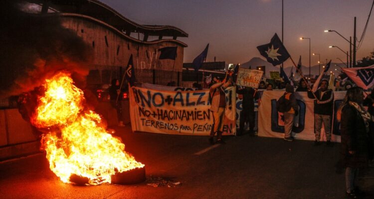 Vecinos de Peñalolén protestan para exigir renuncia de Marcel por el costo de la vida