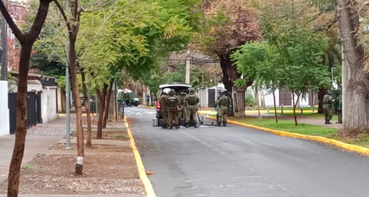 Instalan artefacto explosivo con temporizador en las afueras de Fundación Paz Ciudadana en Providencia