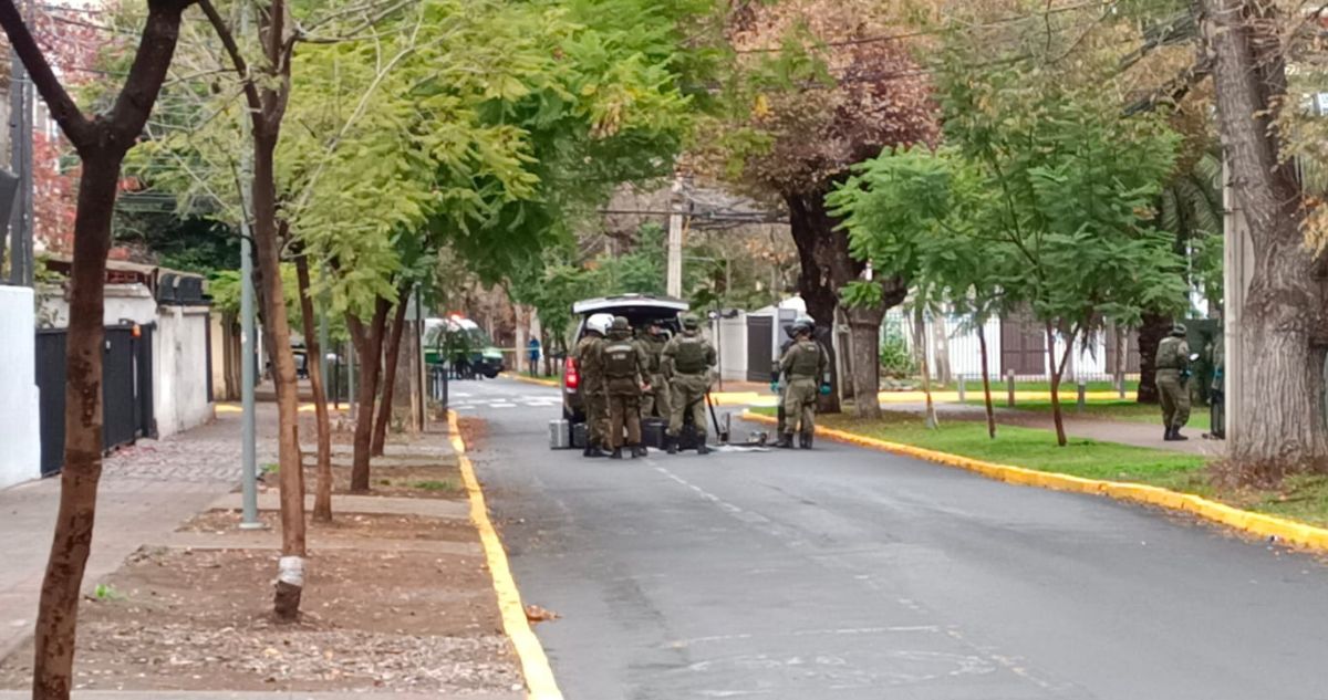 Instalan artefacto explosivo con temporizador en las afueras de Fundación Paz Ciudadana en Providencia