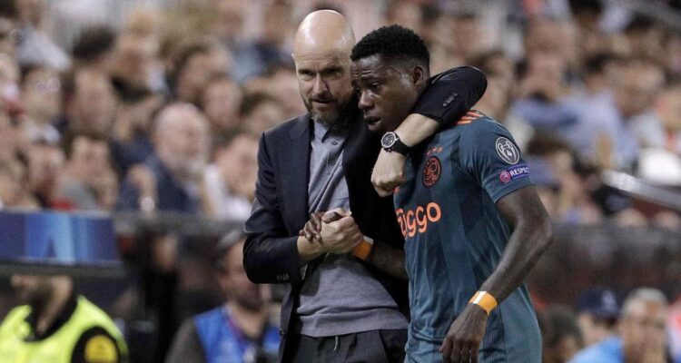 Quincy Promes jugando por el Ajax (junto al técnico Erik Ten Hag).