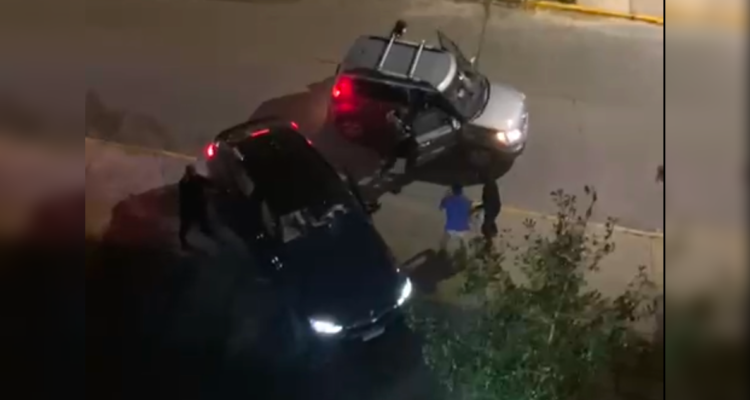 Vecinos graban violento portonazo en Providencia: auto fue encontrado en Recoleta
