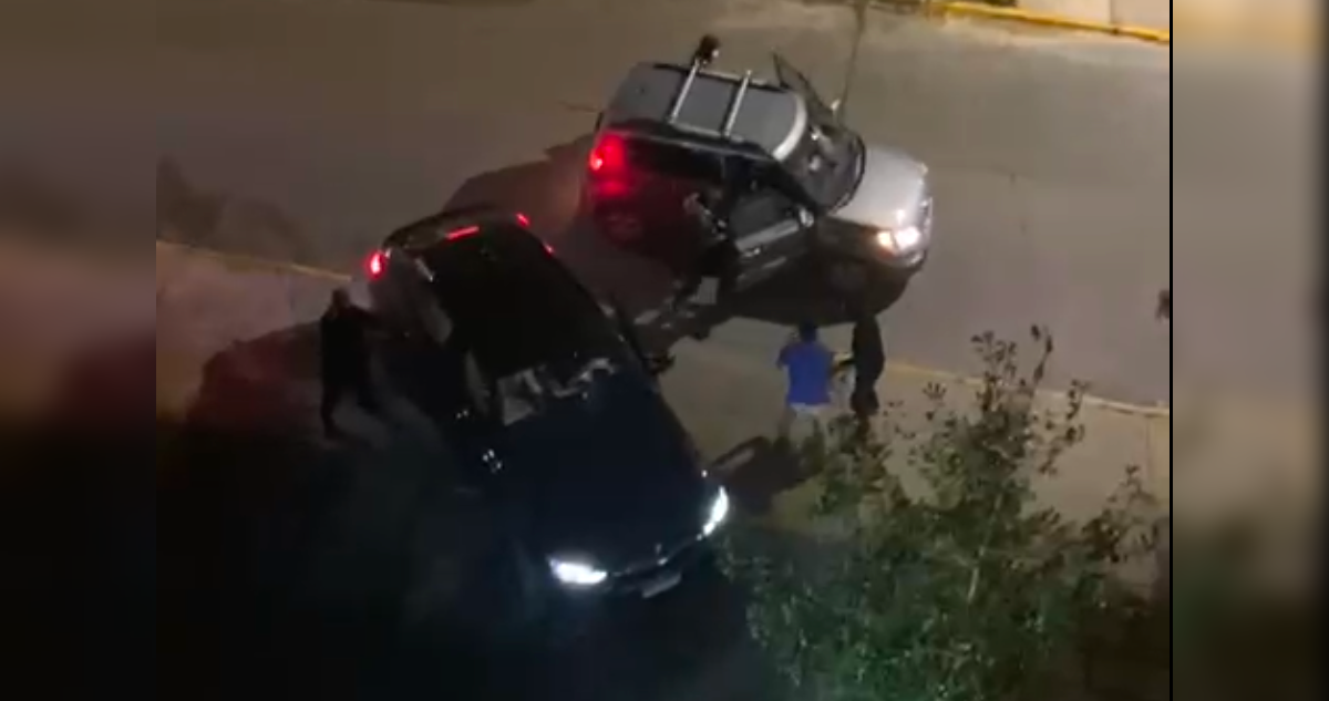 Vecinos graban violento portonazo en Providencia: auto fue encontrado en Recoleta