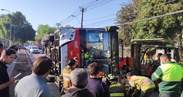 Dos heridos de gravedad deja accidente de bus RED en Quilicura: sufrieron amputaciones traumáticas