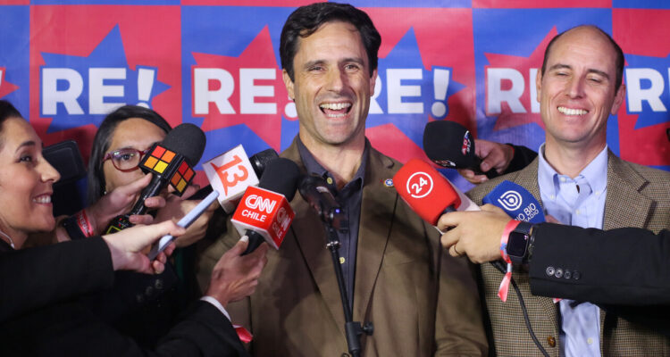 Republicanos felices en su comando recibiendo los resultados en su comando.