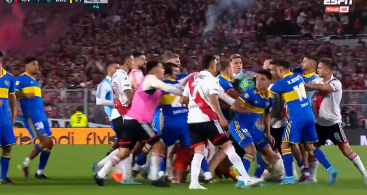 River Plate derrotó a Boca Juniors en Superclásico con batalla campal incluida.