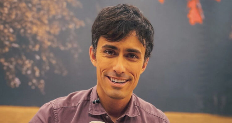 El periodista Roberto Cox sonríe a la cámara. El comunicador hará un cameo en la teleserie de CHV Dime Con Quién Andas.