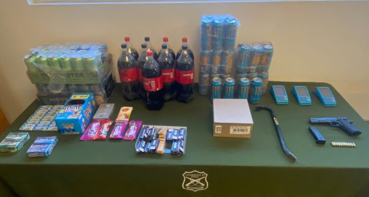 Seis detenidos tras persecución por la capital: delincuentes robaron en servicentro de Colina