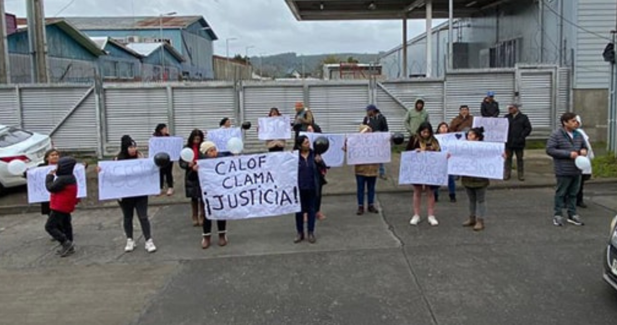 Manifestantes fuera del Juzgado de Garantía de Carahue por homicidio de Petronila Huaracán en Saavedra