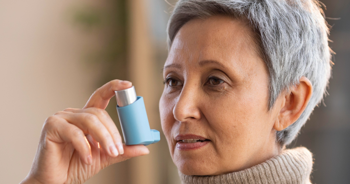 Mujer usando inhalador azul de salbutamol para el asma