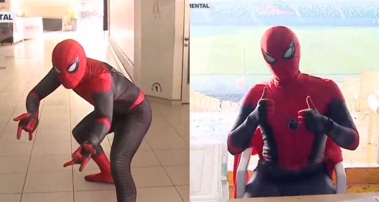 El joven vocal de mesa que llegó vestido de Spider-Man al local de votación.