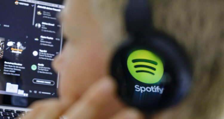 Spotify eliminó “decenas de miles” de canciones generadas por inteligencia artificial (IA) de la plataforma y reforzó su sistema de vigilancia para detectar este tipo de archivos y actividades fraudulentas.