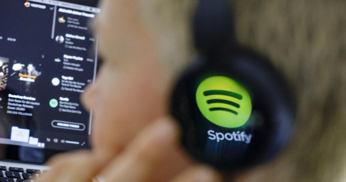 Spotify eliminó “decenas de miles” de canciones generadas por inteligencia artificial (IA) de la plataforma y reforzó su sistema de vigilancia para detectar este tipo de archivos y actividades fraudulentas.