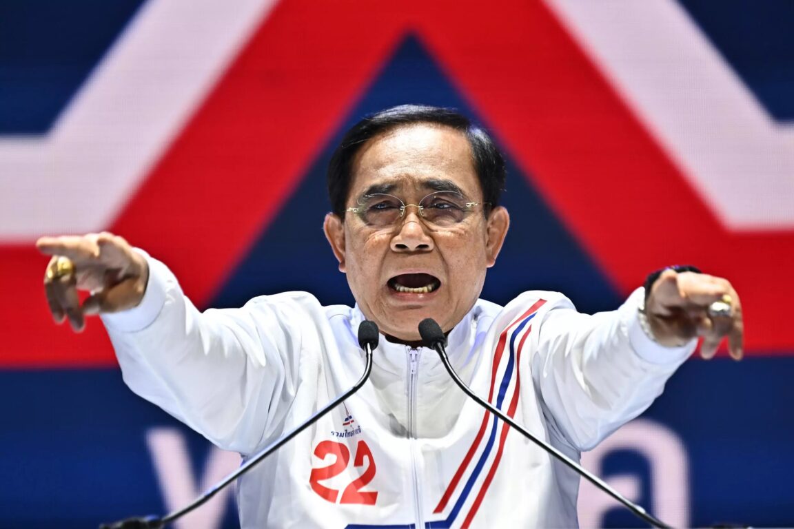 El primer ministro tailandés, Prayut Chan-O-Cha, durante su último mitín de campaña en Bangkok