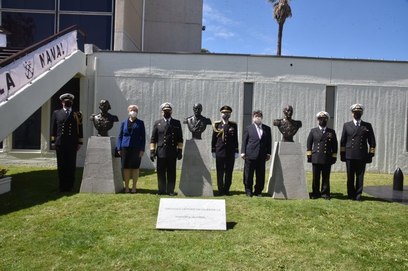 Los bustos de Togo, Nelson y Arturo Prat en la Escuela Naval, tal como en  Japón