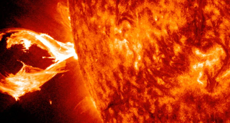 El físico y académico de la Universidad de Santiago, Víctor Pinto, bajó el perfil a los peligros que podrían traela próxima tormenta solar.