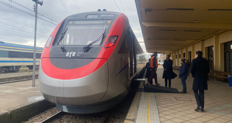 Presentan el tren más moderno de Sudamérica en el Ñuble: alcanza los 160 km/h