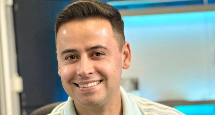 El periodista Alberto Jesús López, conocido como el Trovador del Gol, sonríe a la cámara.