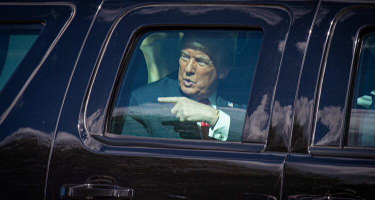 “El veredicto es una vergüenza”: Trump reacciona molesto tras ser condenado por abuso y difamación