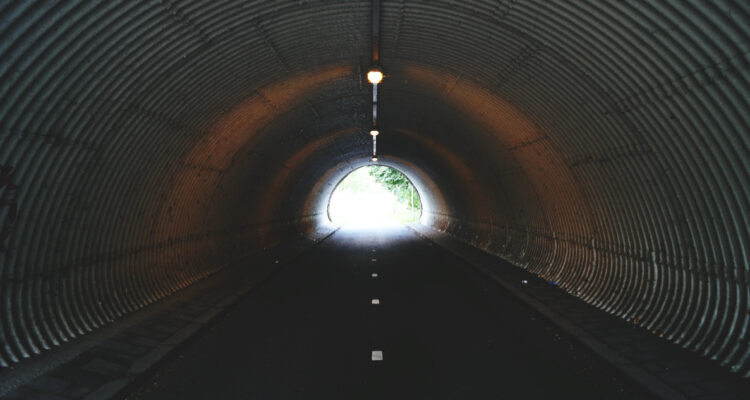 ¿Por qué los humanos creen ver luces al final de un túnel antes de morir?