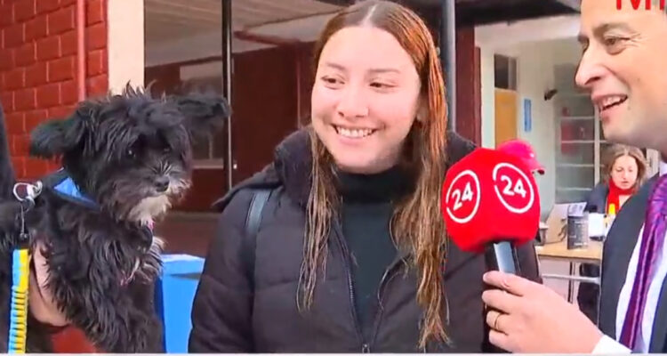 Perrito “chorito” ataca a periodista de TVN durante despacho por elecciones