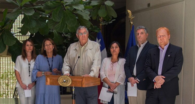 Rojo Edwards y otros militantes republicanos rechazan anteproyecto constitucional: “Es insuficiente”