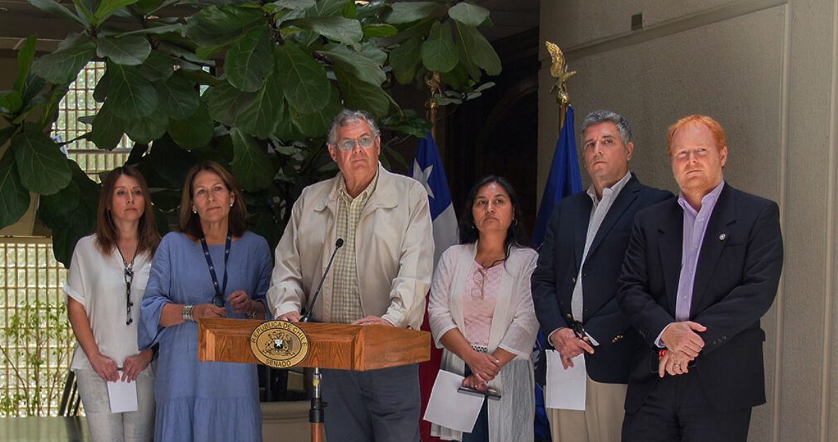 Rojo Edwards y otros militantes republicanos rechazan anteproyecto constitucional: “Es insuficiente”