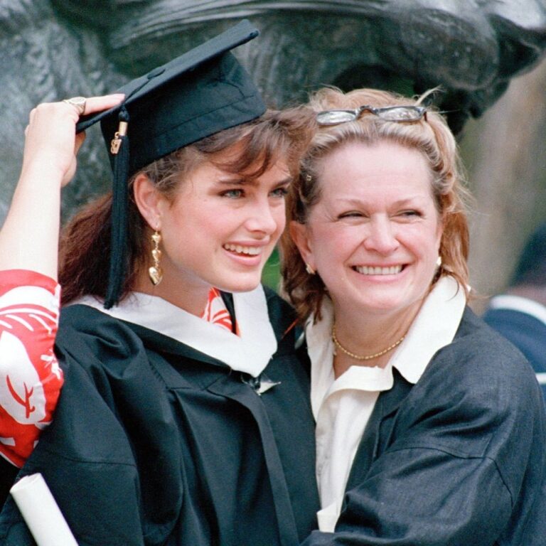 Brooke junto a su madre en la graduación de Princeton