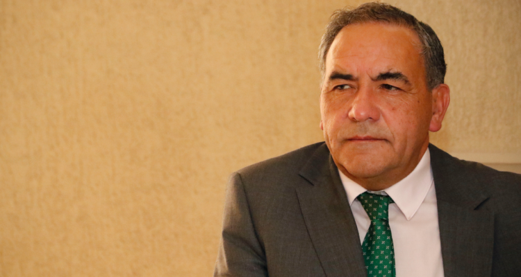 “Va por mal camino”: Espinoza apunta a exconvencionales y silencio del Gobierno por debacle electoral.