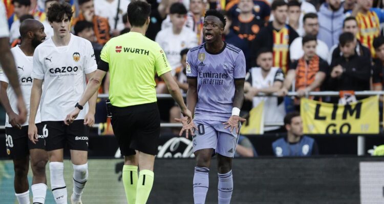 Vinicius denunció racismo de parte de los hinchas del Valencia.