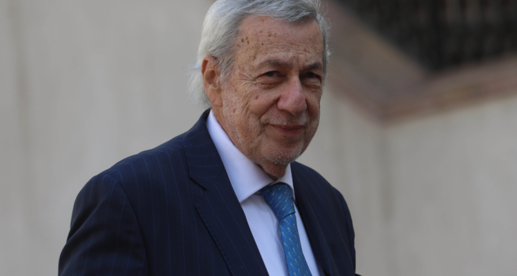 Van Klaveren viajaría este miércoles a Venezuela para “negociar” más vuelos de repatriación.