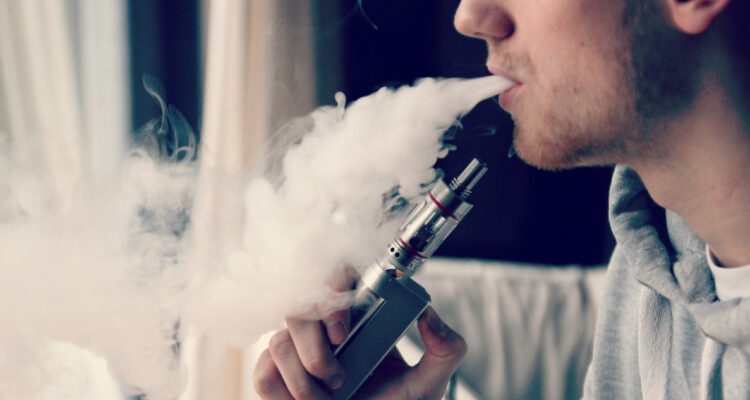 Un joven haciendo ‘vapeo’.