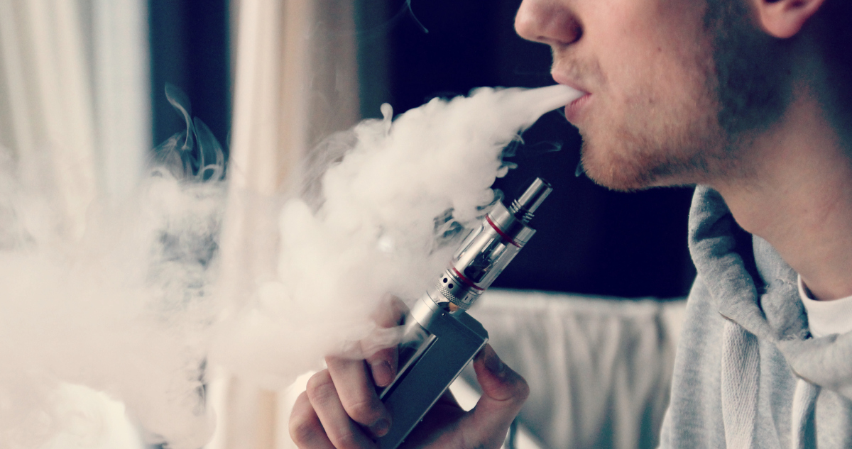 Un joven haciendo ‘vapeo’.