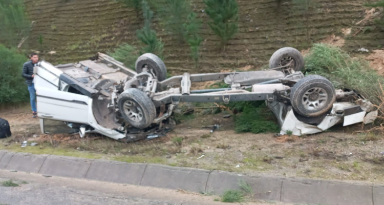 Vehículo pierde el control y vuelca en ruta Cabrero-Concepción: hay lesionados de gravedad.