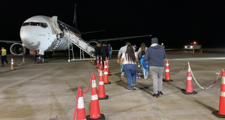 115 venezolanos suben a avión de retorno: hubo retenidos por tener orden de arraigo en Chile