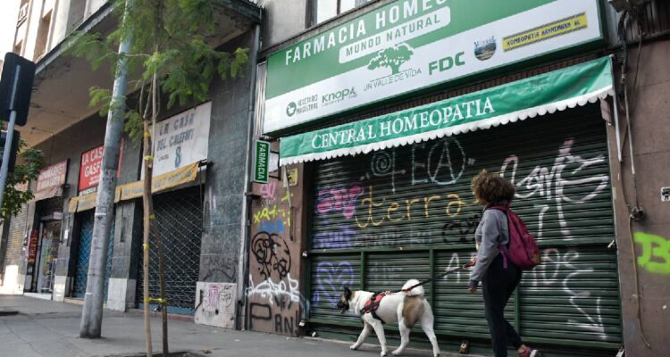 Ventas Minoristas Presenciales de la Región Metropolitana continúan cayendo, marcando en abril una baja de 12,4% real anual