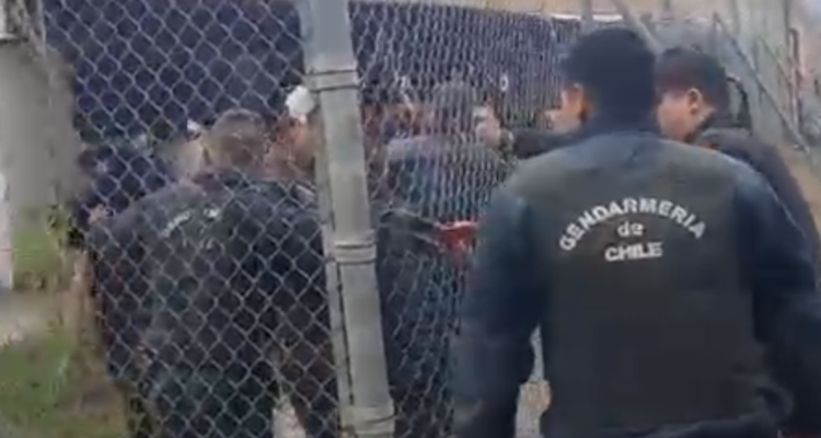 Videos registran violenta retención de gendarmes por comuneros mapuches en la cárcel de Angol
