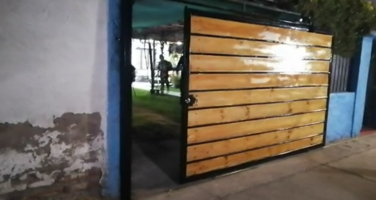 Violento asalto afecta a familia en Macul: delincuentes golpearon a mujer de 87 años